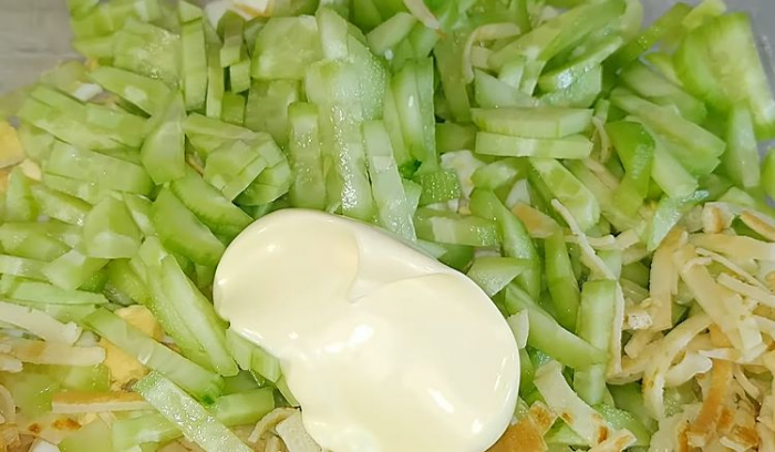 Делаем оливье не из мяса, а из красной рыбы. К ней добавляем секретный ингредиент