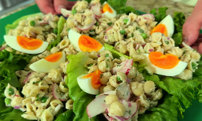 Сыпем макароны прямо в салат и добавляем консервы: за 20 минут праздничная закуска на столе