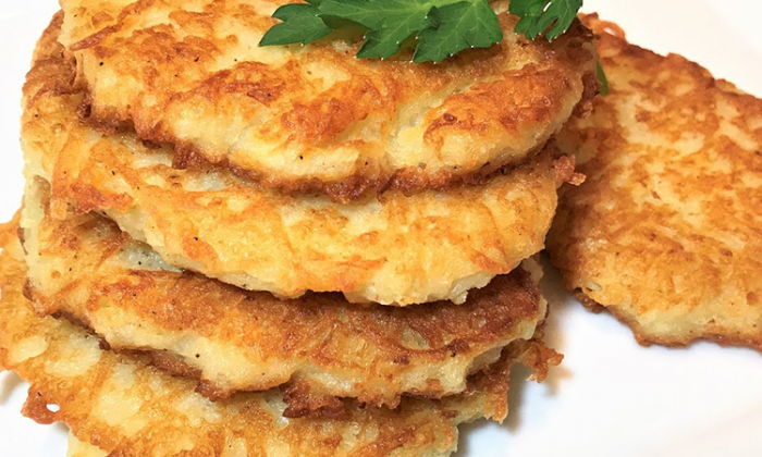 Золотистые нежные драники: хрупкие и хрустящие. Тот самый рецепт из детства