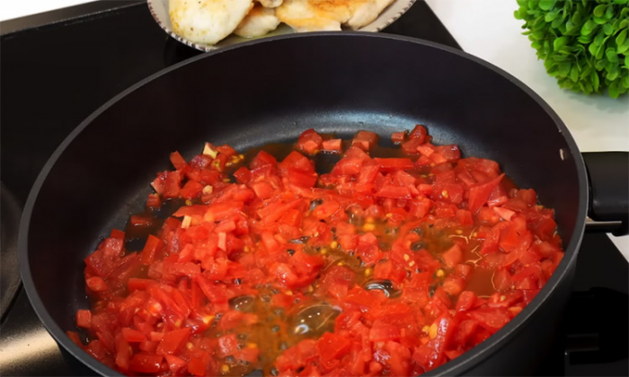 Куриная грудка повышенной сочности: тушим в сливочно-томатном соусе