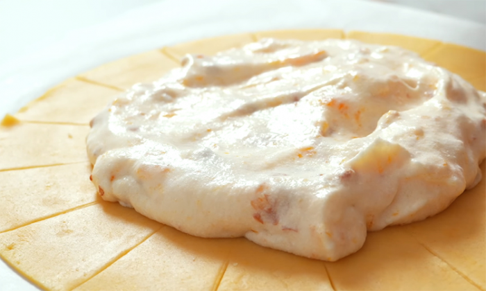 Пирог-шедевр, по вкусу ровно торт. Начинки столько, что сама превращается в крем