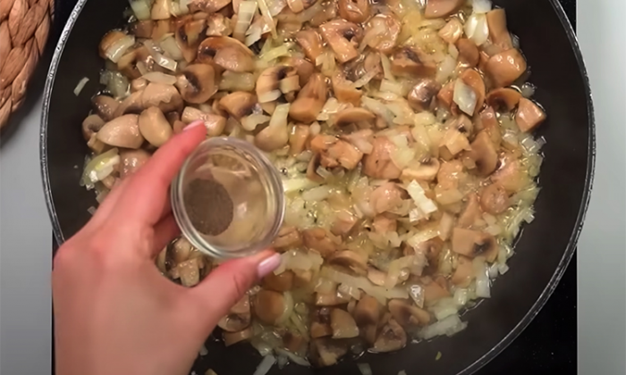 Лист слоеного теста, сыр и шапминьоны. Шикарная закуска уже через 20 минут на столе