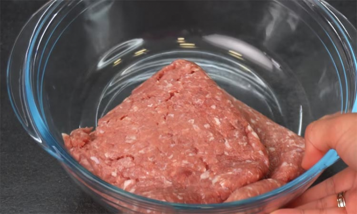 Как сделать котлеты из любого мяса нежными: добавьте сметаны и сока будет как в стейке
