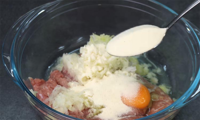 Как сделать котлеты из любого мяса нежными: добавьте сметаны и сока будет как в стейке