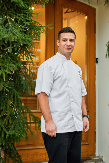 "Необходимо регулярно проверять голову на предмет выросшей короны!" Махмуд Буссельми заполнил анкету шеф-повара