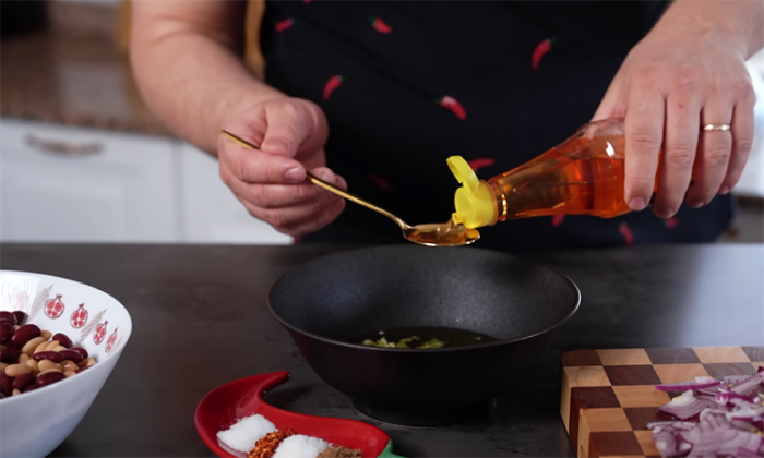 Грузинский салат «Красное и белое»: 2 банки фасоли и такая заправка, что ее вымакают до капли