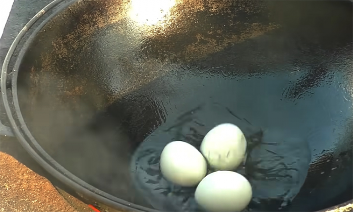 Жарим уже сваренные яйца в казане: ловкий способ сделать из завтрака ужин