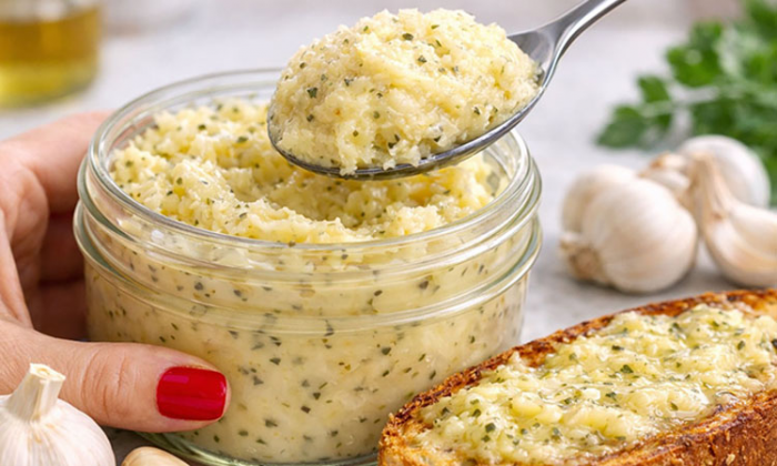 Чесночная паста на каждый день. Делает вкуснее суп, закуски и даже хлеб