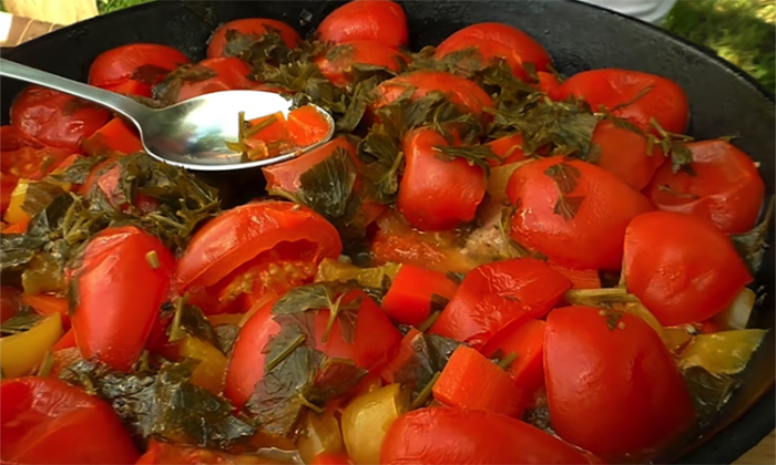 Курица, томленная в пиве с овощами: мясо распадается на волокна без обжарки