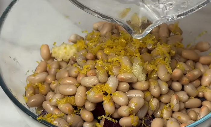 Сметут за минуту: взяли свеклу и банку фасоли и за 5 минут делаем закуску из простых продуктов