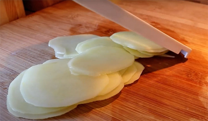 Делаем яйца блюдом на ужин. Залили ими картофель и получилось шикарно