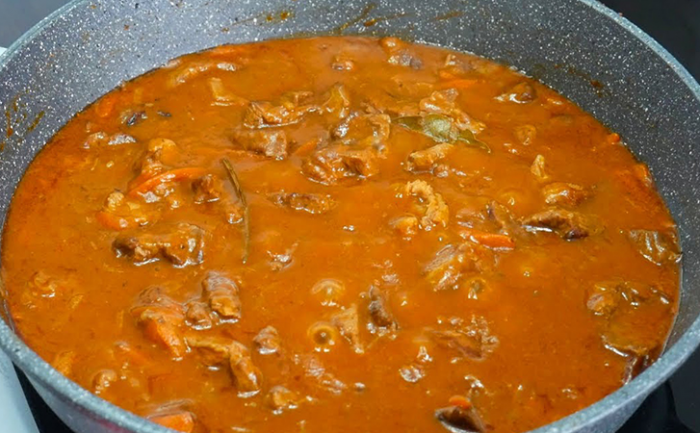 Гуляш из курицы: насыщенный словно говядина, а делать проще простого