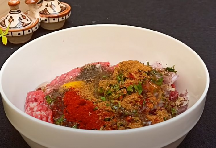 Рецепт всегда сочного фарша для котлет. Добавили яйца и красный лук