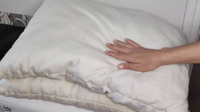 Как вернуть подушкам белоснежный вид и чистоту