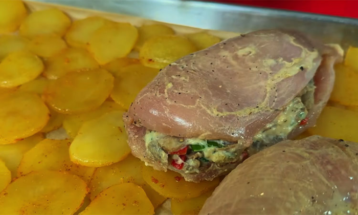 Запекаем куриную грудку как мясо по-французски: теперь можно подавать даже на праздник