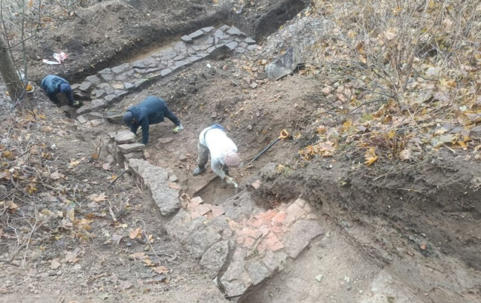 Фундамент бани эпохи Крылова обнаружен при реставрации усадьбы Приютино