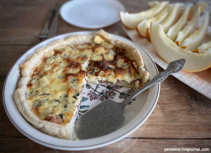 Пирог с грушей и сыром