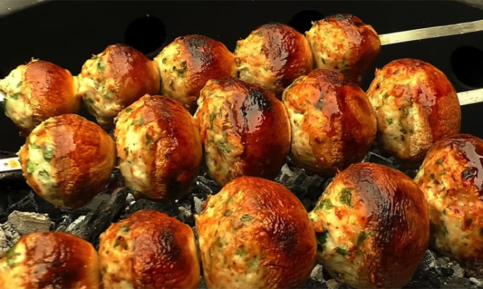 Огненные шляпки на мангале: фаршируем грибы курицей