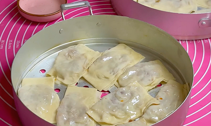 Восточные манты с сочной начинкой и ароматным томатным соусом