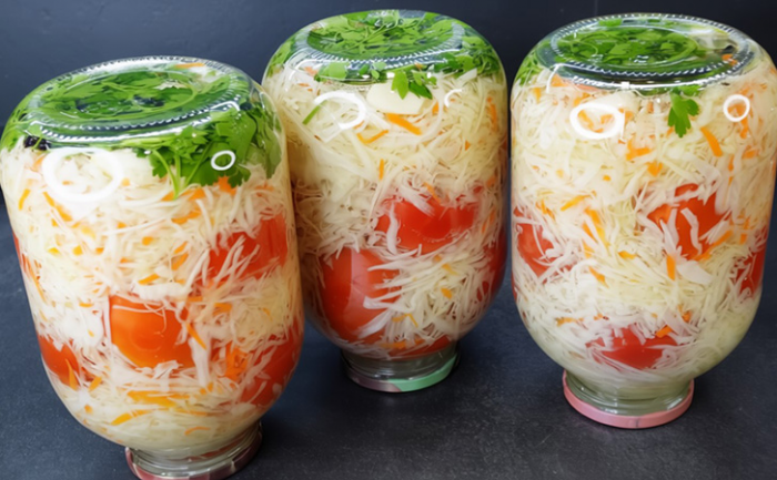 Квашеная капуста с помидорами сразу: рецепт заготовки, который все искали