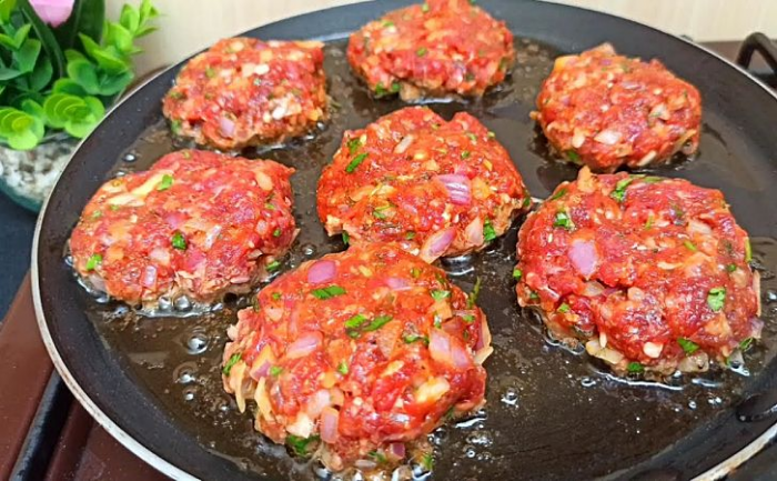 Рецепт всегда сочного фарша для котлет. Добавили яйца и красный лук