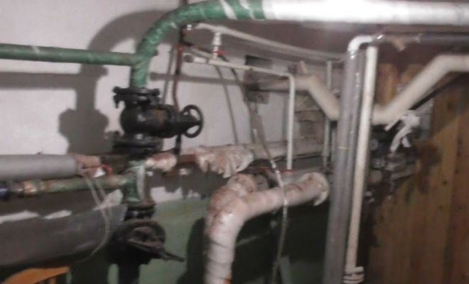 Кипятим уксус и заливаем прямо в трубу: хитрость опытных сантехников