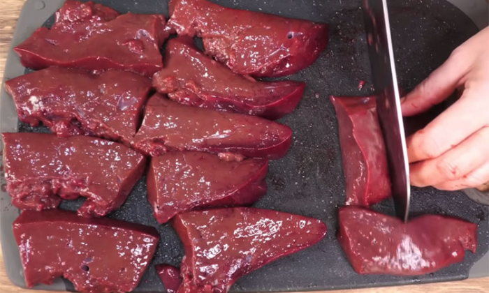 Жарим печенку отбивными. Даже те, кто печень не любят, просят двойную порцию