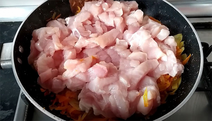 Курица в молочном соусе на сковороде за полчаса. Настолько сочно, что хочется повторять каждый день
