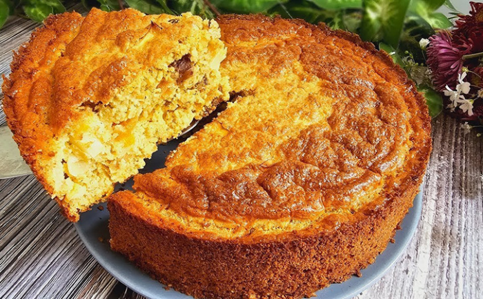 В этом пироге нет сахара и муки, и его можно есть даже на ночь. В основе овсянка, молоко, яблоки и морковь