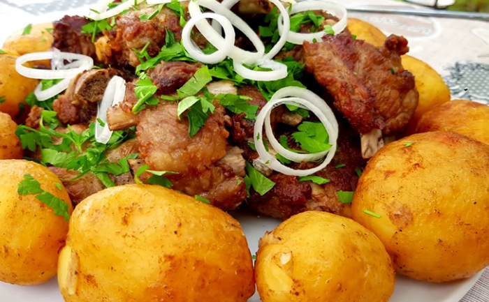 Шашлык не выходя из дома, с дымком. Жарится на обычной сковороде и сразу с картошкой