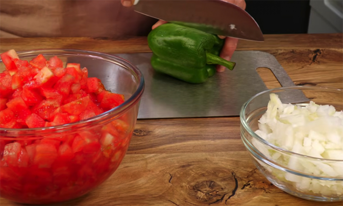 Эталонный рецепт той самой шакшуки: самая вкусная яичница в мире за 15 минут