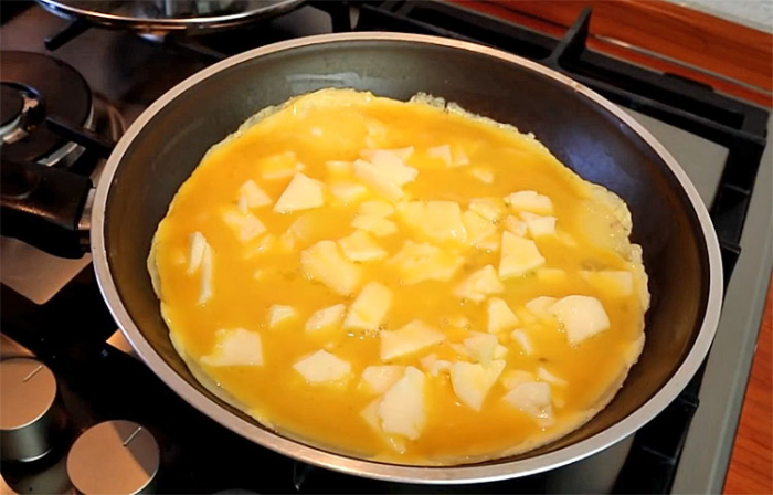 Делаем яйца блюдом на ужин. Залили ими картофель и получилось шикарно