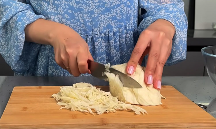 Салат со свежей капустой и колбасой. Рецепт на 10 минут: не надоедает неделями