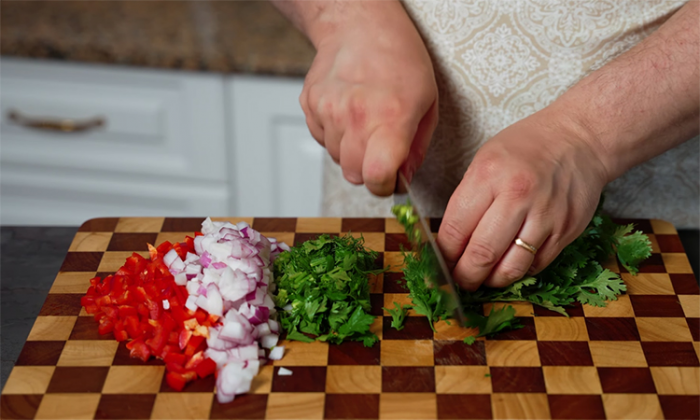 Грузинский овощной салат на лето: хитрость вкуса в заправке с сумахом и лимонным соком