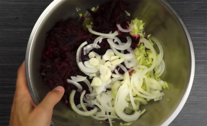 Свекольный салат про запас. Закрываем в банки в любое время года, а потом просто ставим на стол