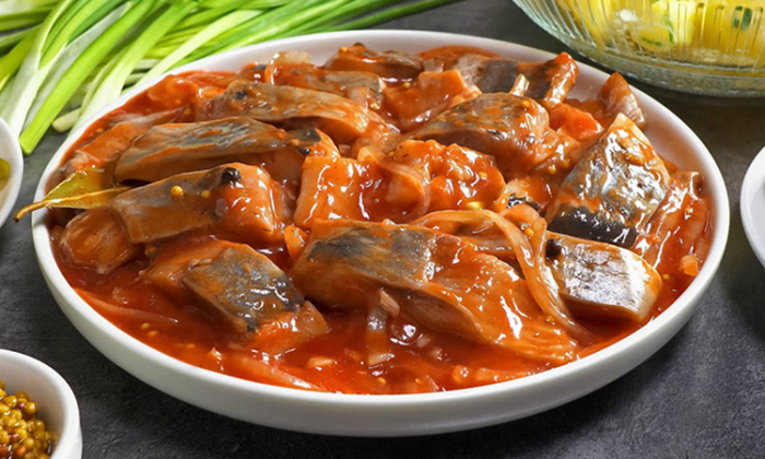 Маринуем сельдь вместо засолки: ставим на томатном соусе, как никто раньше не пробовал