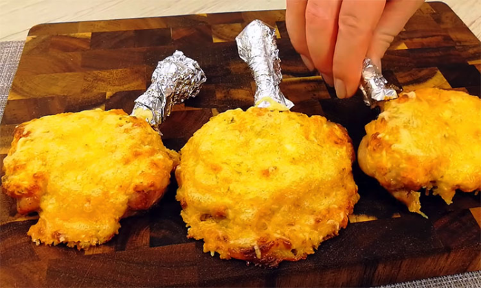 Как превратить недорогие окорочка в праздничное блюдо: запекаем под сырно-овощной шубой