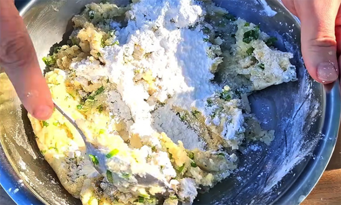 Картофельные шарики с сыром и салом: проще пюре и вкуснее