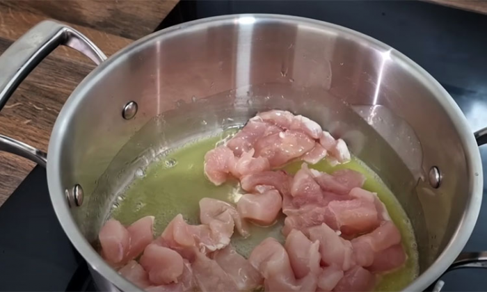 Кастрюля куриного супа из одного небольшого филе. Наваристо, и варить всего 30 минут