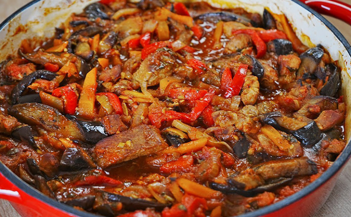 Пряное рагу по грузинскому рецепту: здесь тушат мясо не с картофелем, а с баклажанами