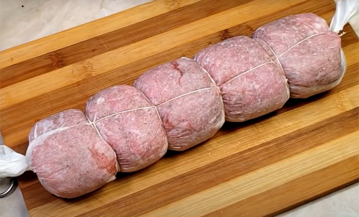 Домашняя запеченная колбаса из обычного фарша. Никаких сложностей с упаковкой - готовим в бумаге