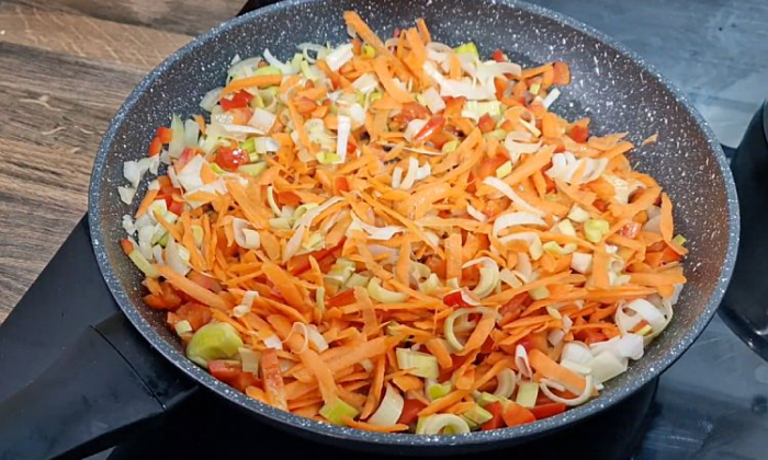 Кастрюля куриного супа из одного небольшого филе. Наваристо, и варить всего 30 минут