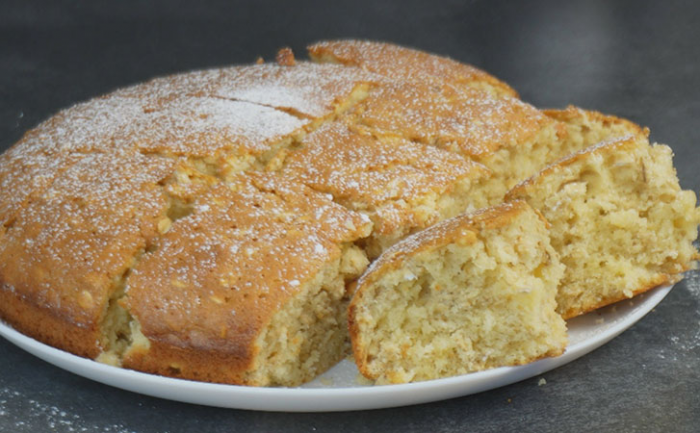 Превратили 1 стакан овсянки в пышный пирог: его все принимают за ореховый