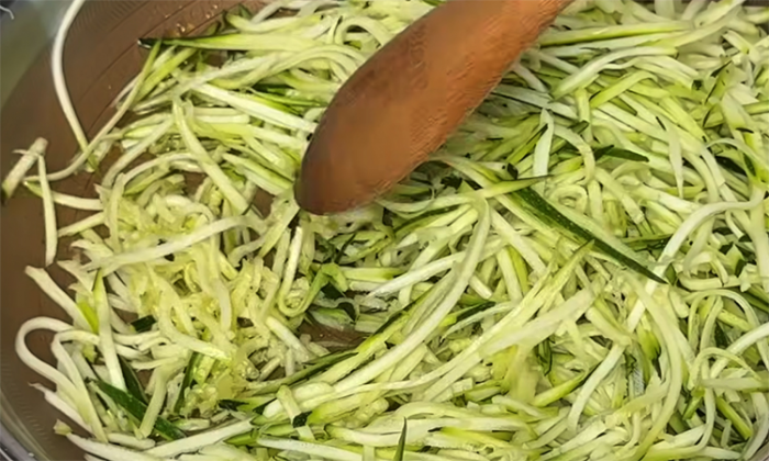 Экономная паста с кабачками, чесноком и яйцами на сковороде: быстрый рецепт вкусного ужина