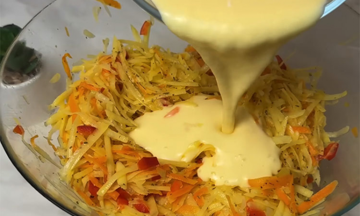 Натрите картошку, добавьте яйца. Вкуснее любой пиццы, сытнее пирога