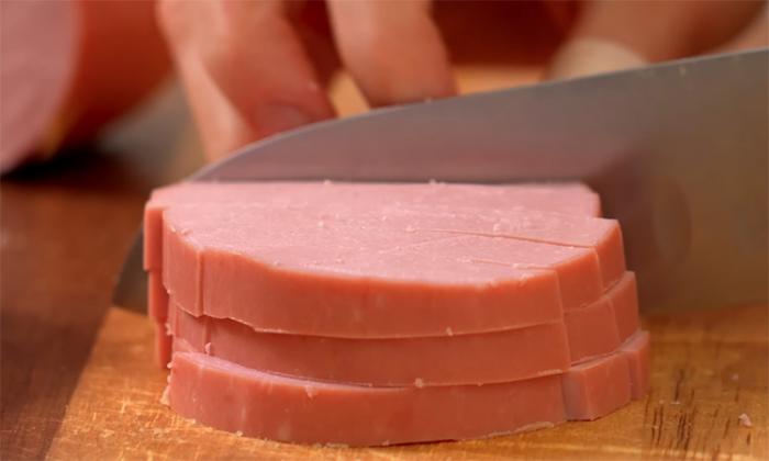 Секрет рассыпчатого Оливье: столичный салат на Новый год, который не превратится в кашу