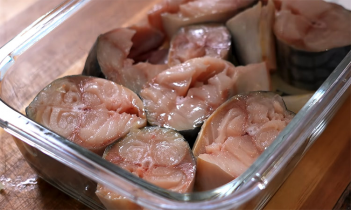 Золотистая скумбрия по-королевски: засол за сутки, будет вкуснее красной рыбы