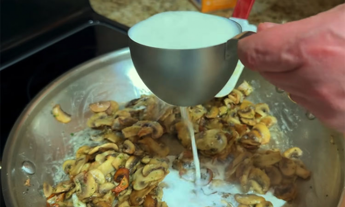 Запекаем куриную грудку как мясо по-французски: теперь можно подавать даже на праздник