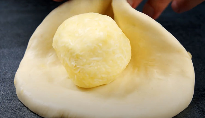 Взяли лист теста и сделали 3 вида разной выпечки за минуты: лепешки, хычины и плацинды