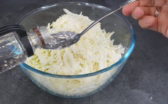 Быстрая капуста с бочковым хрустом: салат, который должен быть всегда в холодильнике